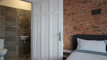 Un baño con inodoro, lavamanos y ducha.
