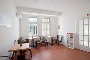 Café da manhã feito na hora todos os dias mediante uma taxa