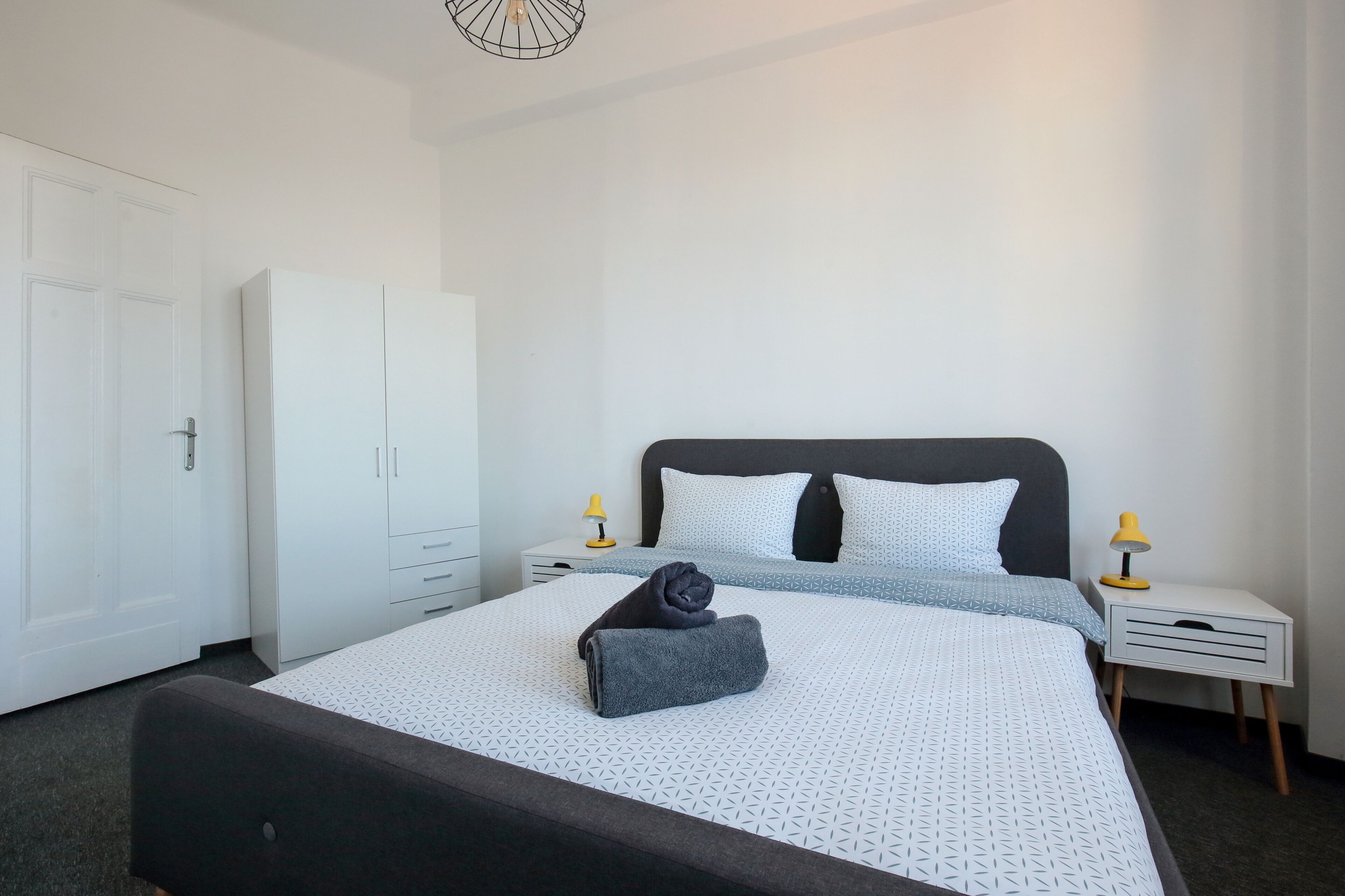 Deluxe-huoneisto, 1 keskisuuri parisänky ja vuodesohva, keittotila, kaupunkinäköala | Yksilöllisesti sisustettu, yksilöllisesti kalustettu, työpöytä