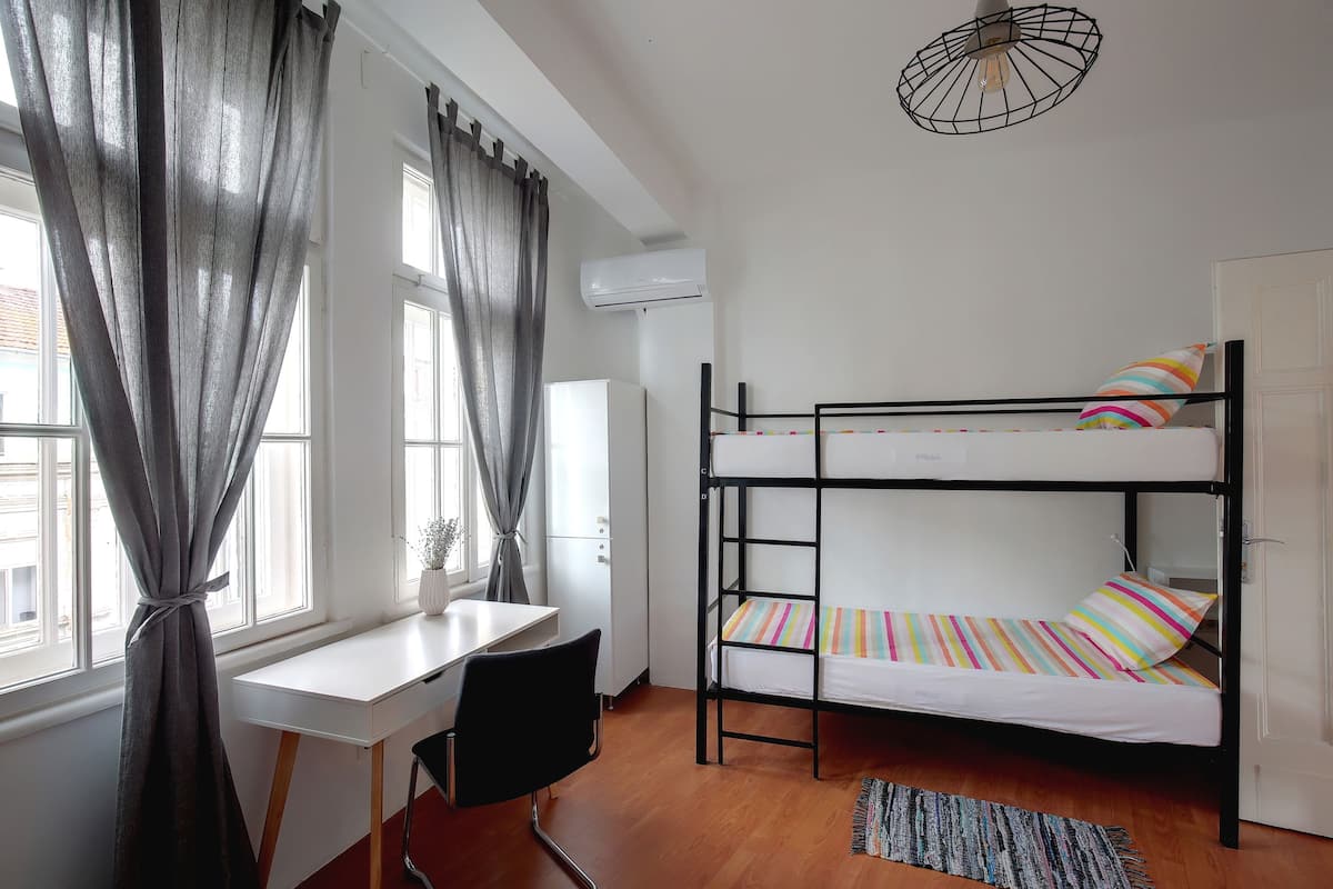 Design Shared Dormitory (Bed in male dormitory with 4 beds) | Desk, laptop workspace, soundproofing, iron/ironing board (on request)