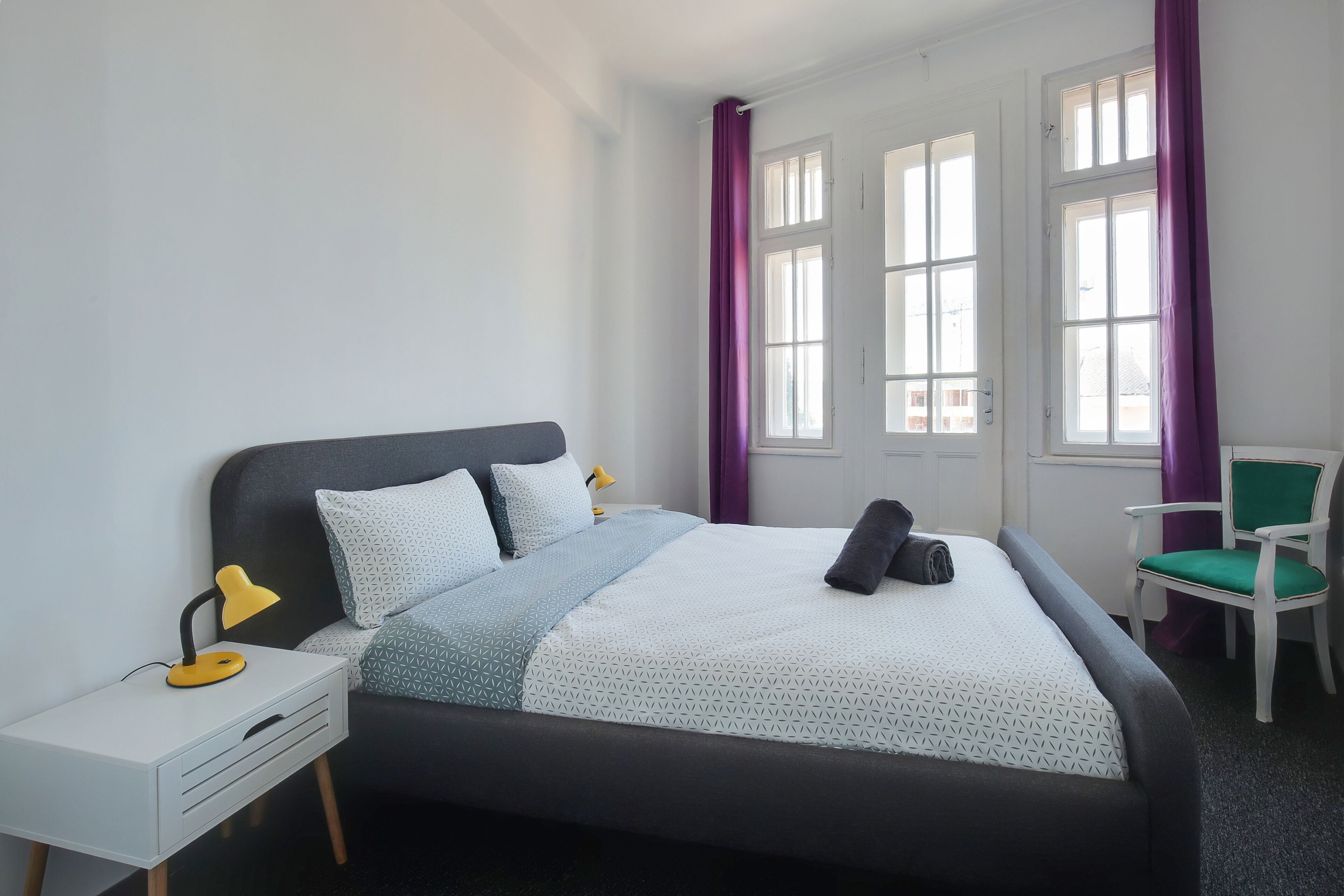 Decoración personalizada, muebles diferentes y escritorio 