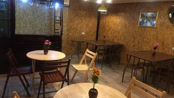 อาหารเช้าแบบท้องถิ่นทุกวัน (คิดค่าบริการ)