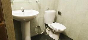 Habitación estándar con 2 camas individuales, 2 camas individuales, para no fumadores | Baño | Regadera