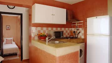 Refrigerador, microondas, placa de cocina, cafetera/tetera