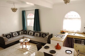 Apartment, 2 Schlafzimmer, Balkon, Meerblick (2nd Floor) | Wohnbereich