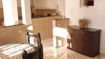 Apartment, 2 Bedrooms, Ground Floor (Ground Floor) | In-room dining
