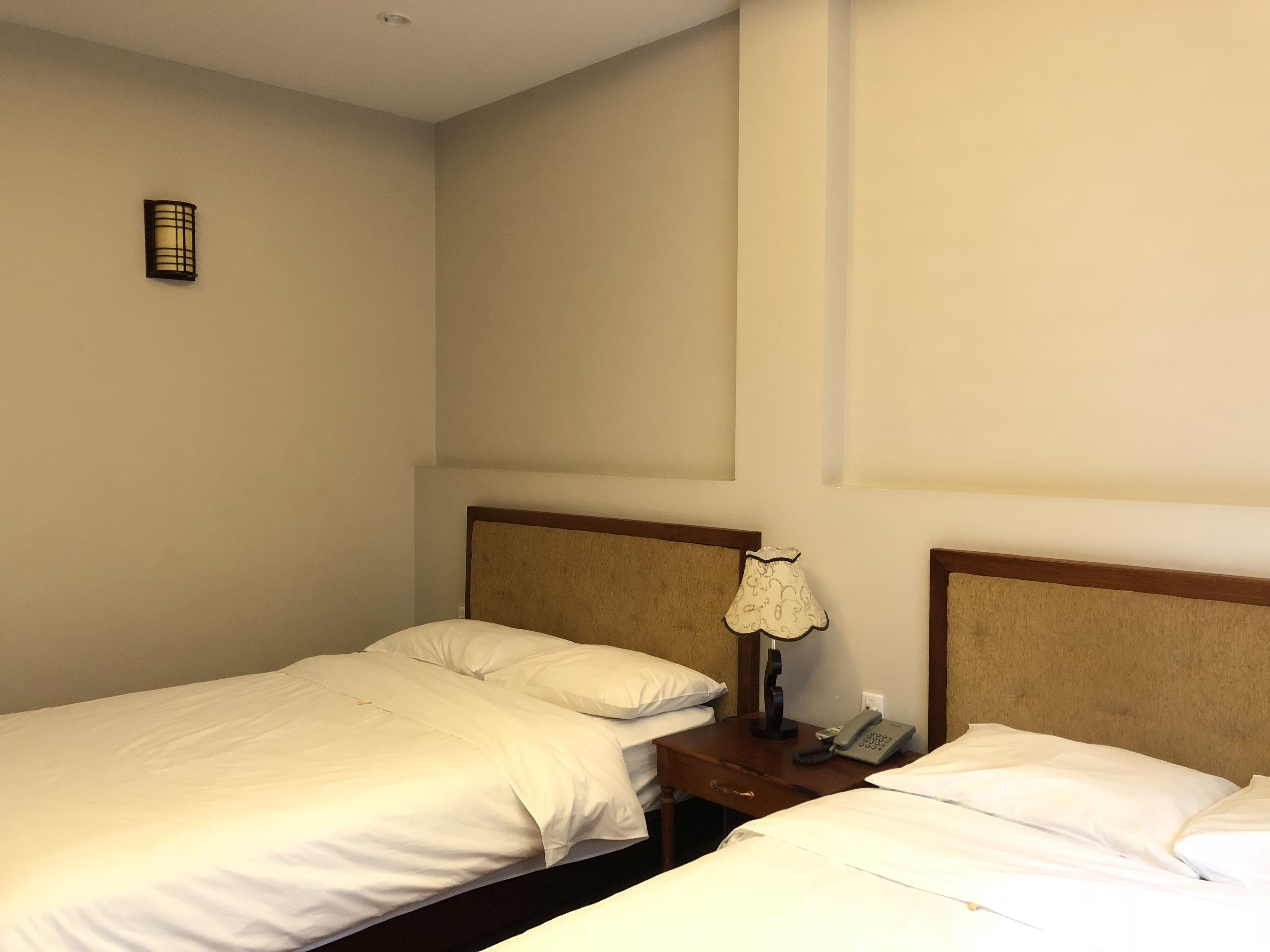 standard twin room | minibar, in-room safe, desk, blackout curtains