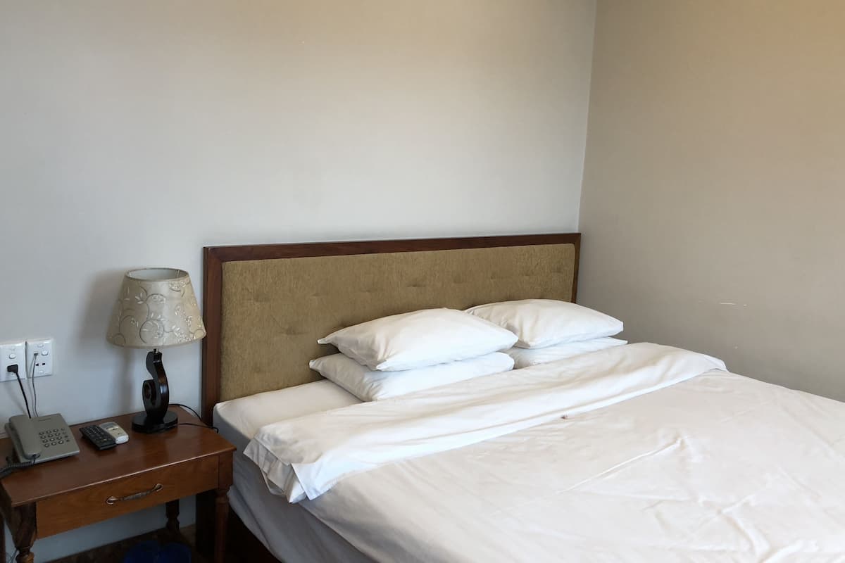 Standard Double Room | Bar mini, peti besi dalam bilik, meja, langsir/tirai gelap terus