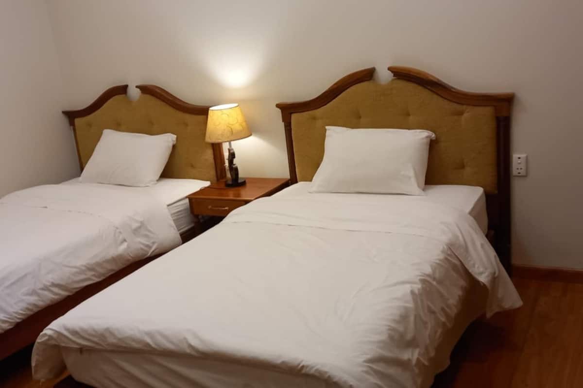 Standard Twin Room | Bar mini, peti besi dalam bilik, meja, langsir/tirai gelap terus
