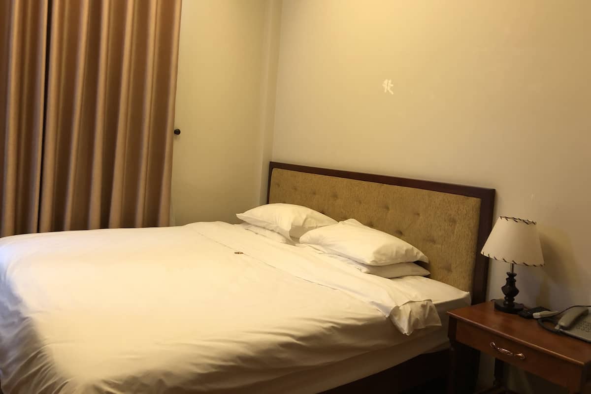 Superior Double Room | Bar mini, peti besi dalam bilik, meja, langsir/tirai gelap terus