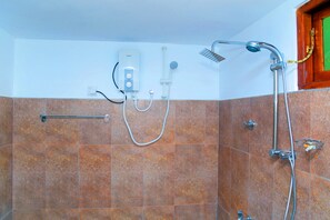 Habitación económica doble | Baño | Ducha y cabezal de ducha tipo lluvia