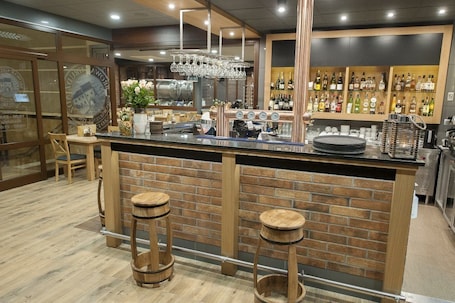 2 bars/lounges