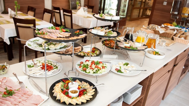 Una mesa de buffet con diferentes alimentos y bebidas.