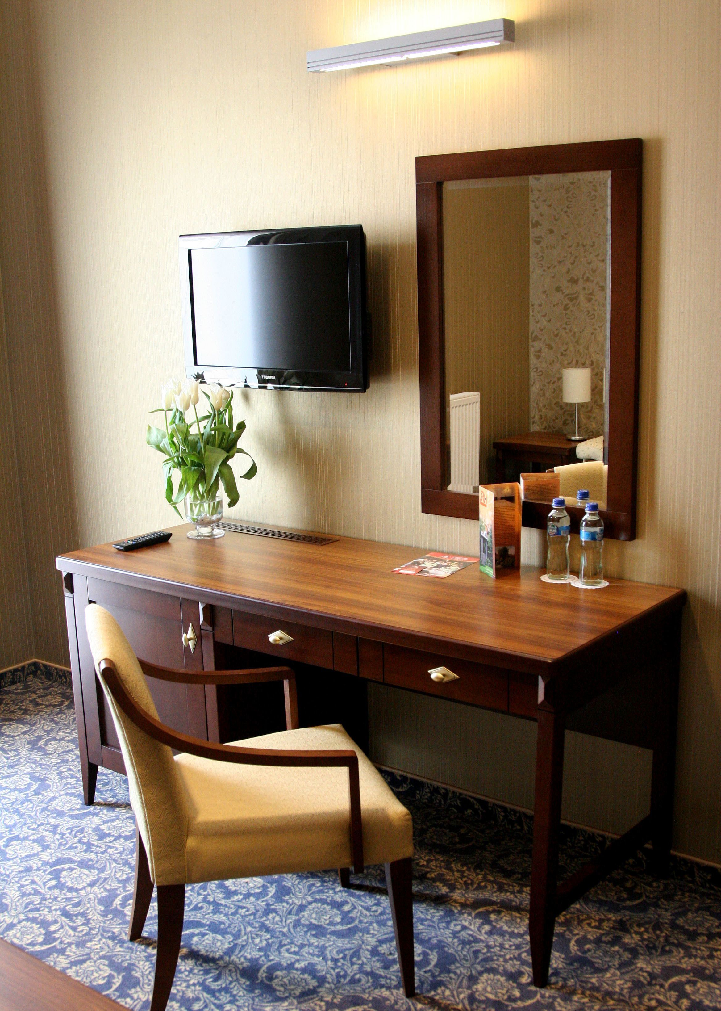 desk, free wifi, bed sheets