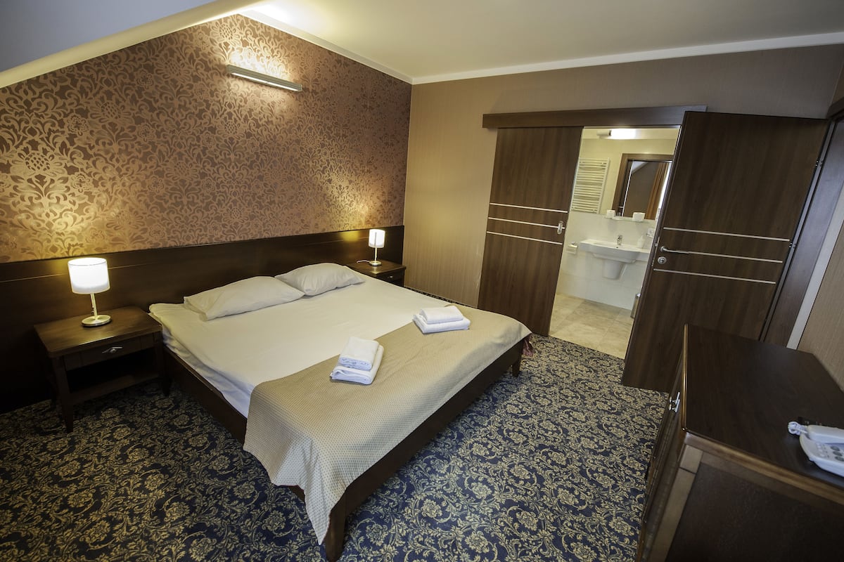 Deluxe Apartment, 1 King Bed | Desk, WiFi (free), bed sheets