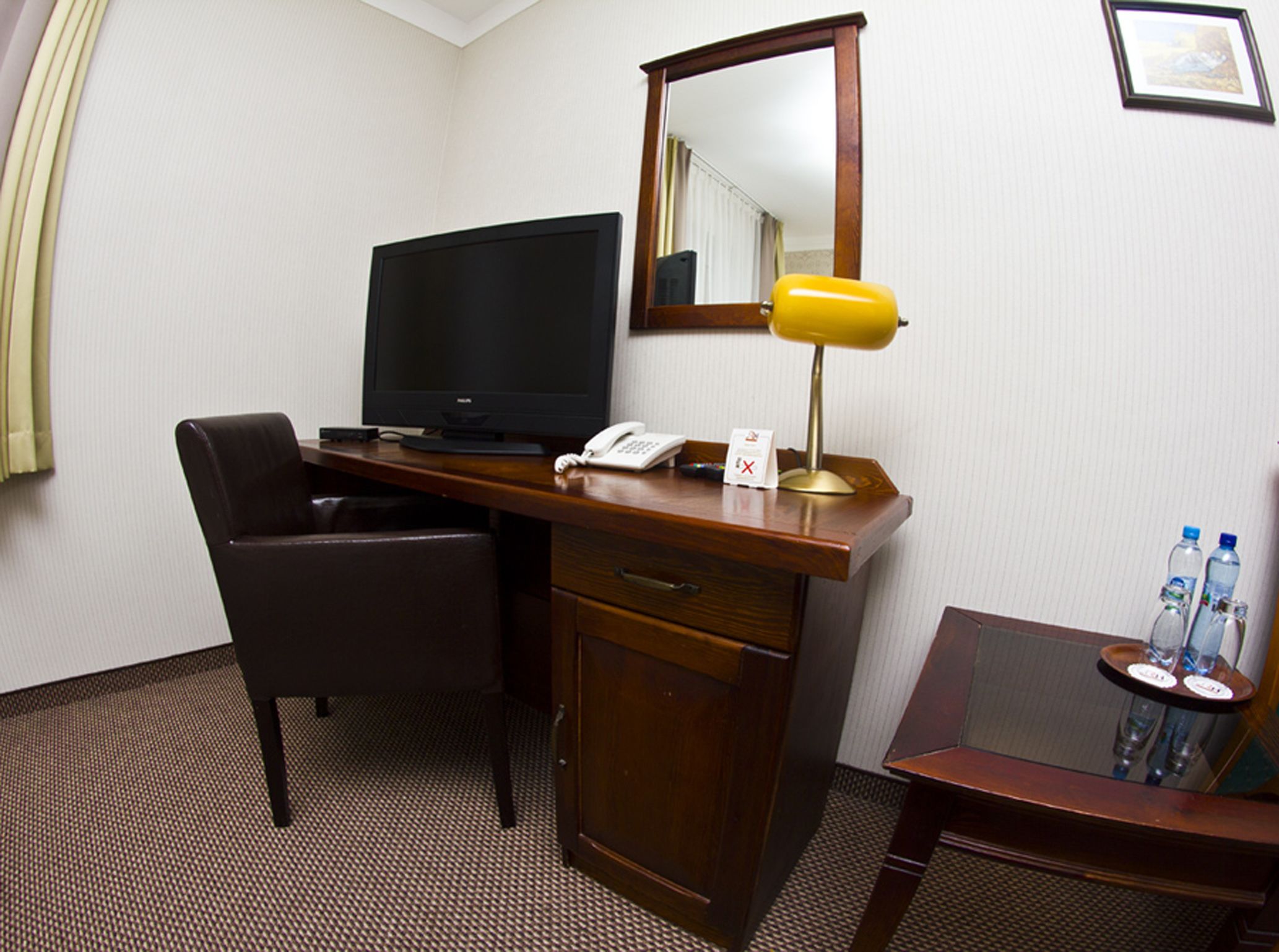 desk, free wifi, bed sheets