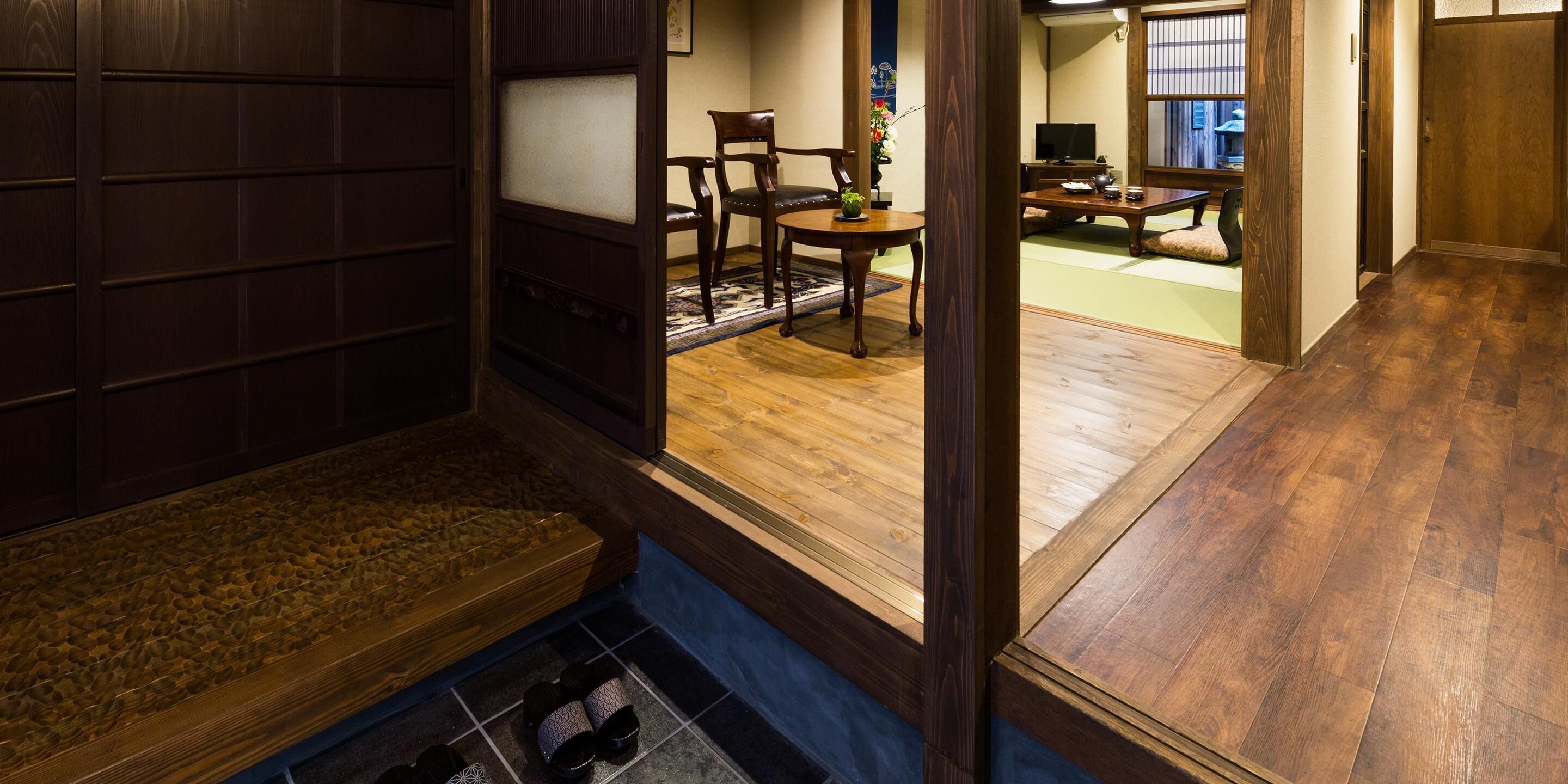 Une pièce de style japonais traditionnel, avec un sol recouvert de tatamis, une basse table en bois et un espace détente agrémenté de coussins.