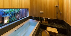 獨立浴缸及淋浴設備、雨淋花灑、免費梳洗用品、風筒