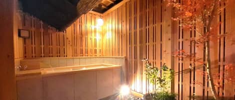 Badewanne und Dusche (separat), Regendusche, kostenlose Toilettenartikel