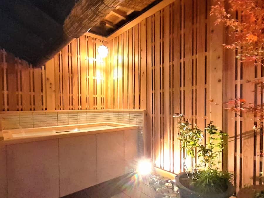 Bathtub dan shower terpisah dan pancuran hujan