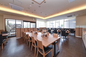 Daily cooked-to-order breakfast (JPY 1000 per person)