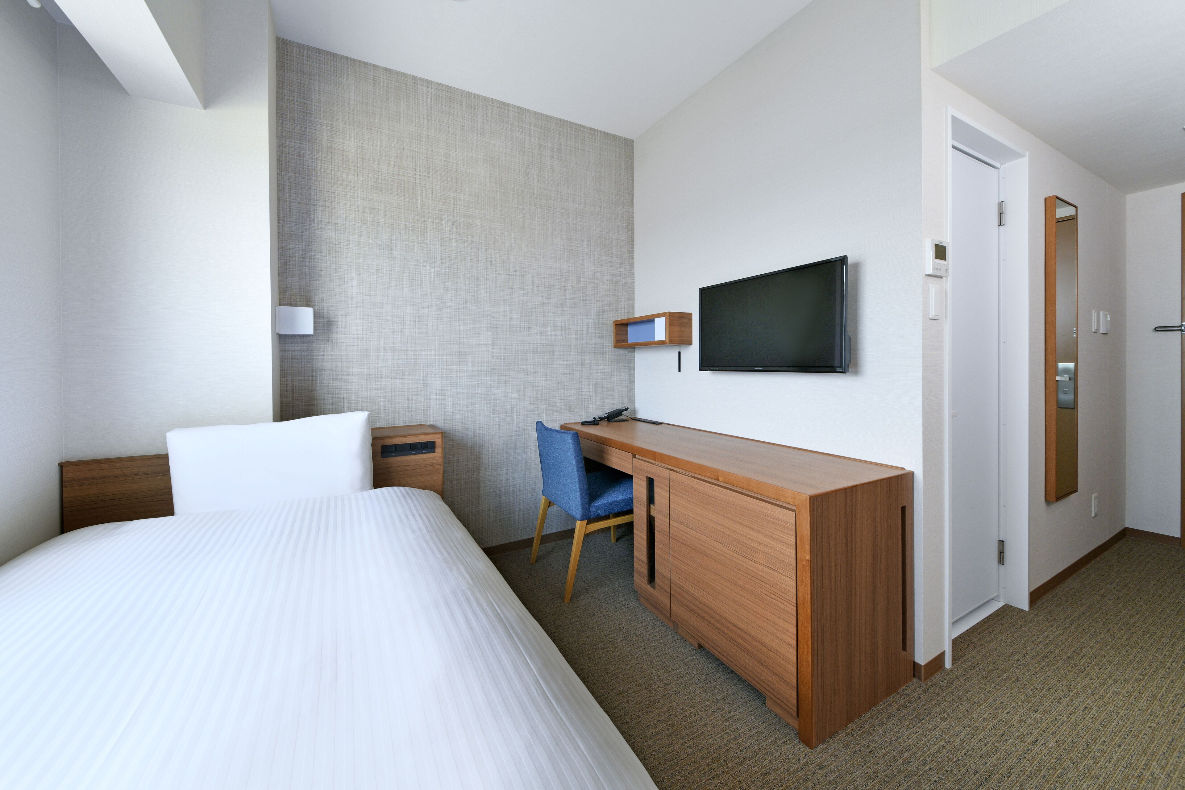 economy single room, non smoking | 1 bedroom, down duvets, desk, laptop workspace