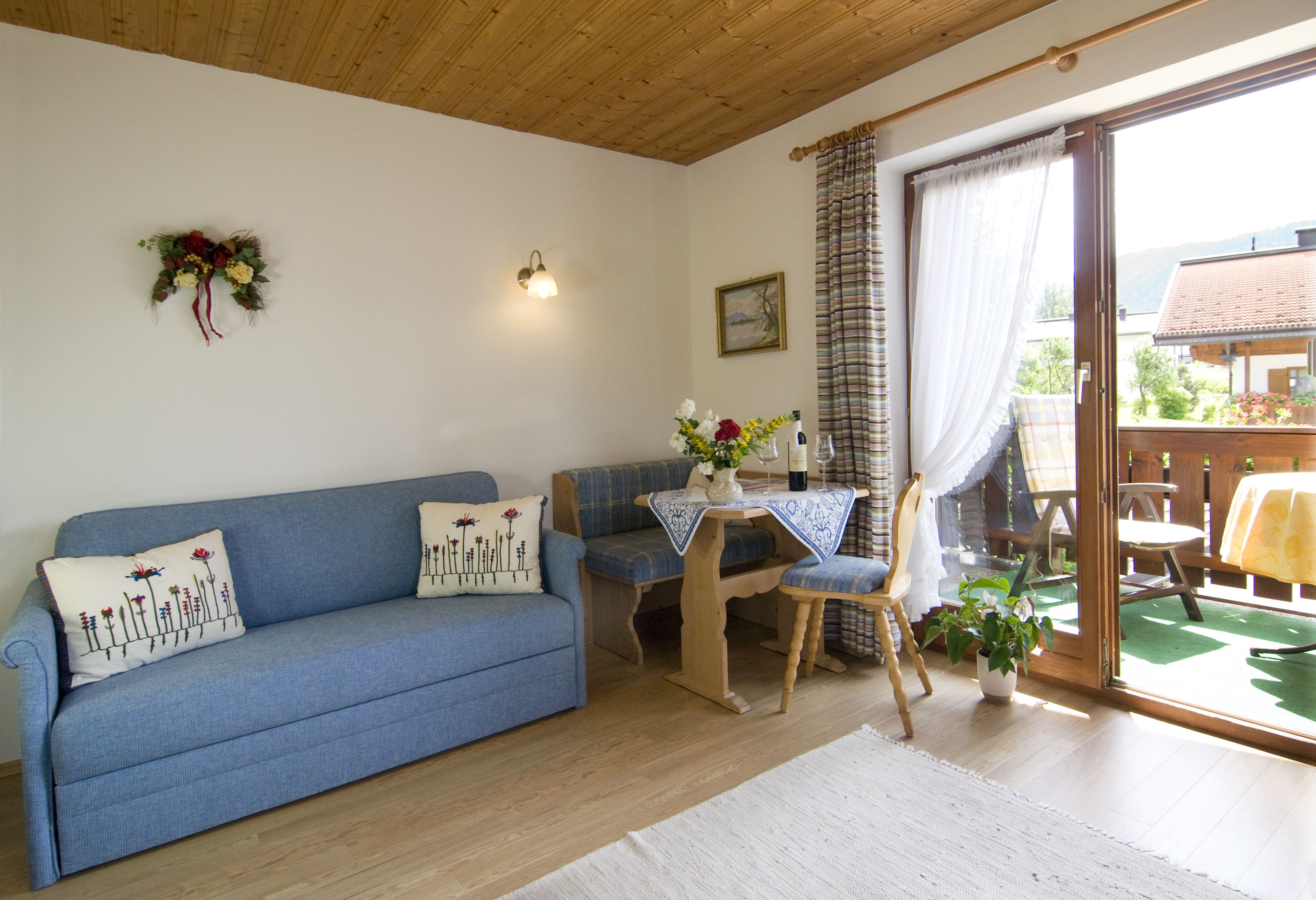 Apartamento, 1 habitación, balcón | Zona de estar | Una televisión de pantalla plana