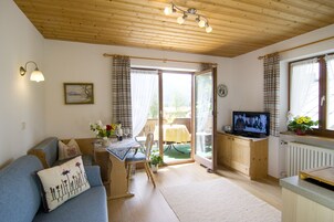 Apartamento, 1 quarto, sacada | Área de estar | TV de tela plana