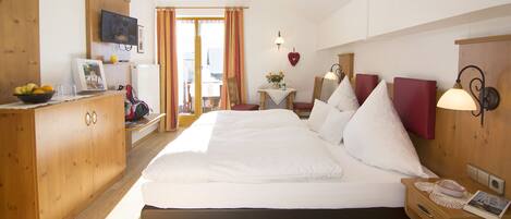 Caja de seguridad en la habitación y tabla de planchar con plancha