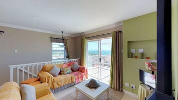 Family House, 3 Bedrooms, Non Smoking, Ocean View | Living room | Flat-screen TV