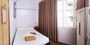 Desk, free WiFi - NZH Hostel (Yangon)