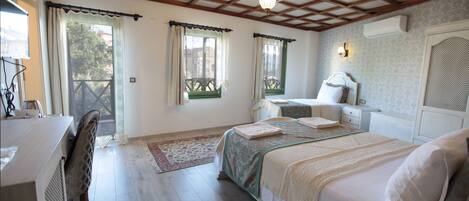 Un dormitorio con cama, mesitas de noche, un escritorio y una silla.