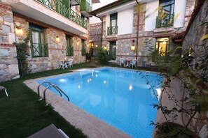 Piscine extérieure, chaises longues