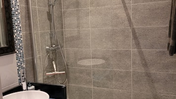 Deluxe Apartment | Bilik Mandi | Pancuran mandi, pengering rambut