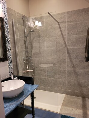 Deluxe Apartment | Bathroom | Shower, hair dryer - Le Paddock du Val de Lys (Blessy)