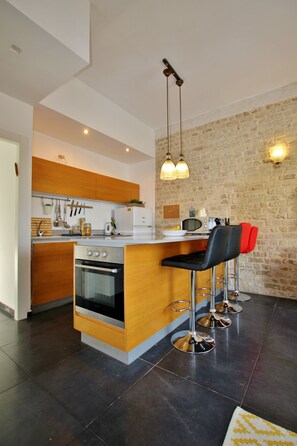 Luxury Apartment, Multiple Beds | Private kitchen | Full-size fridge, microwave, oven, stovetop - Designer Apt Great Location Hilton beach (Tel Aviv)