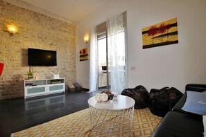 Appartement Luxe, plusieurs lits | Salle de séjour | Télévision LED