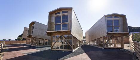 Un edificio moderno con un diseño angular único, que destaca por sus amplios ventanales y fachada de madera.