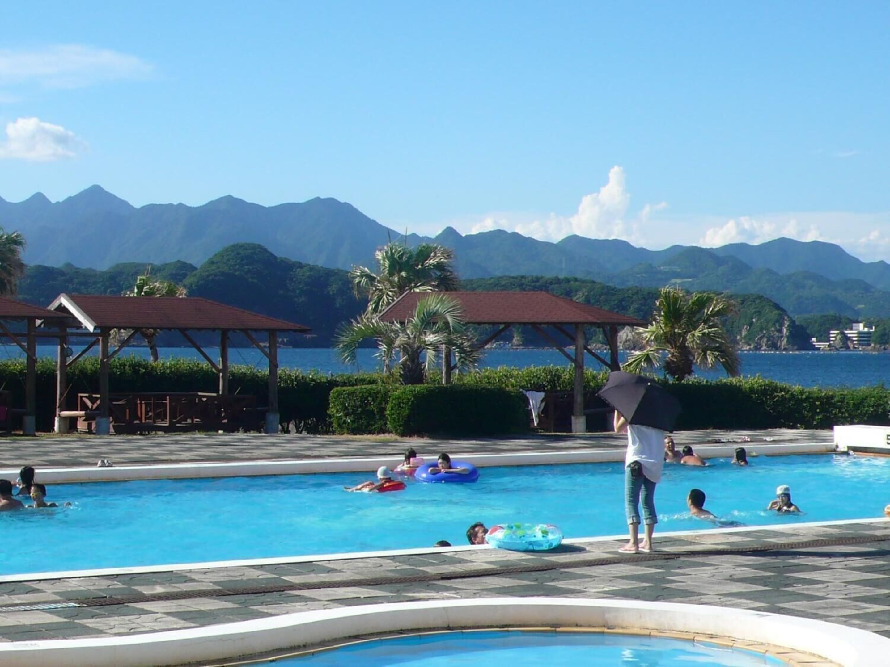 Una piscina al aire libre de temporada