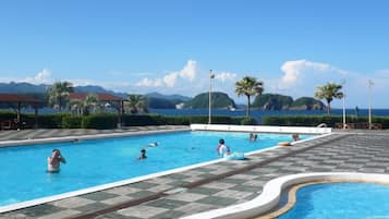 Una piscina al aire libre de temporada