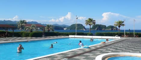 Una piscina al aire libre de temporada