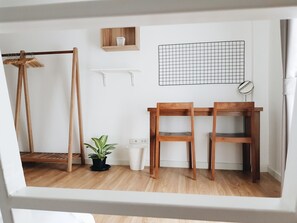 Deluxe Twin Studio with Balcony | Huoneen varustelu