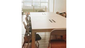 Een vergaderruimte met een lange tafel en stoelen.