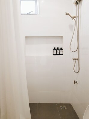 Standard Twin Studio | Badeværelse | Bruser, hårtørrer, hjemmesko, bidet