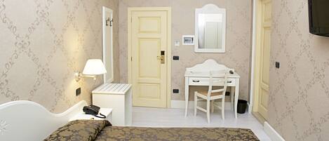 Camera doppia | Una cassaforte in camera, una scrivania, insonorizzazione