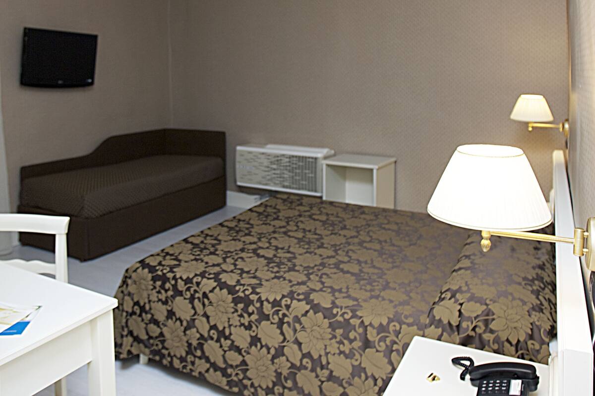 Caixa forta a l'habitació, escriptori i habitacions insonoritzades
