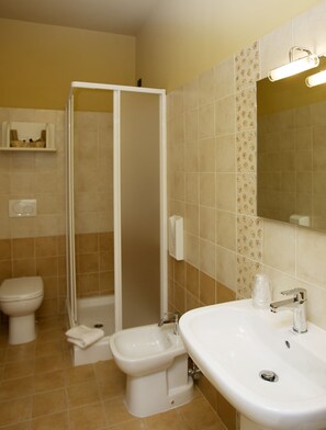 Dusche, kostenlose Toilettenartikel, Haartrockner, Hausschuhe