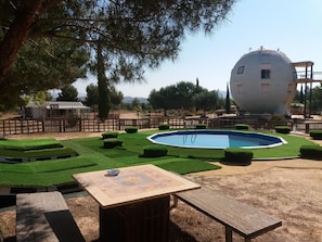 Una piscina al aire libre
