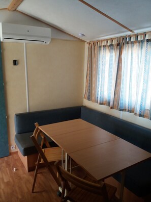 Bungalow, 2 habitaciones, vista al jardín | Sala de estar