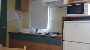 Bungalow, 2 Bedrooms, Garden View | Dapur peribadi | Peti sejuk/penyejuk beku saiz penuh, ketuhar gelombang mikro, dapur